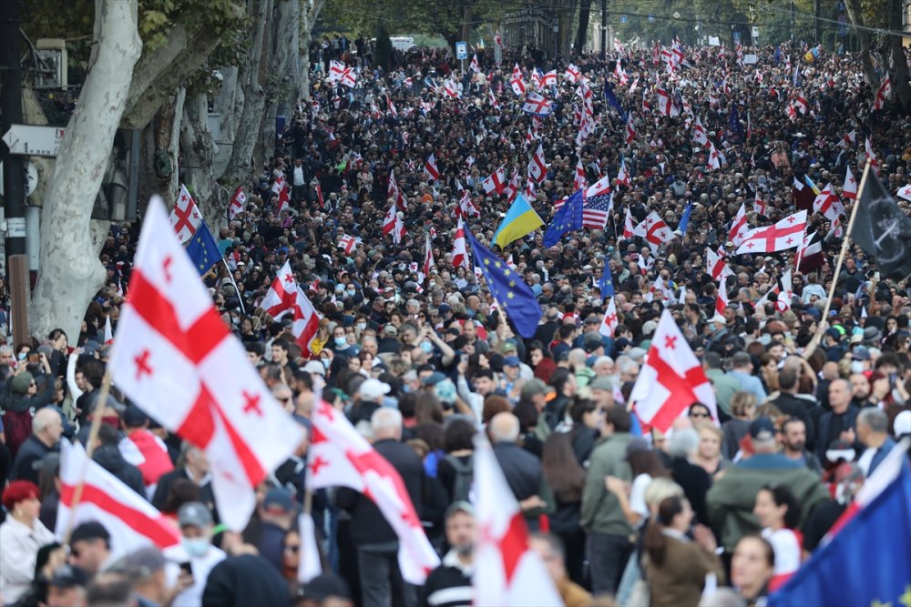 Gürcistan'da polis, Cumhurbaşkanlığı Sarayı'nı ele geçirmeye çalışan göstericilere müdahale etti