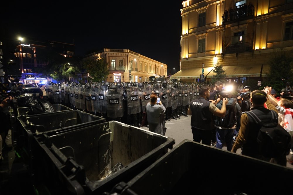 Gürcistan'da polis, Cumhurbaşkanlığı Sarayı'nı ele geçirmeye çalışan göstericilere müdahale etti