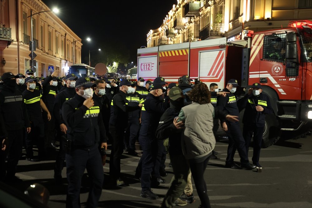 Gürcistan'da polis, Cumhurbaşkanlığı Sarayı'nı ele geçirmeye çalışan göstericilere müdahale etti