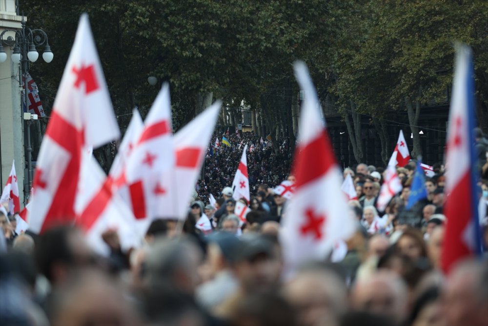 Gürcistan'da polis, Cumhurbaşkanlığı Sarayı'nı ele geçirmeye çalışan göstericilere müdahale etti