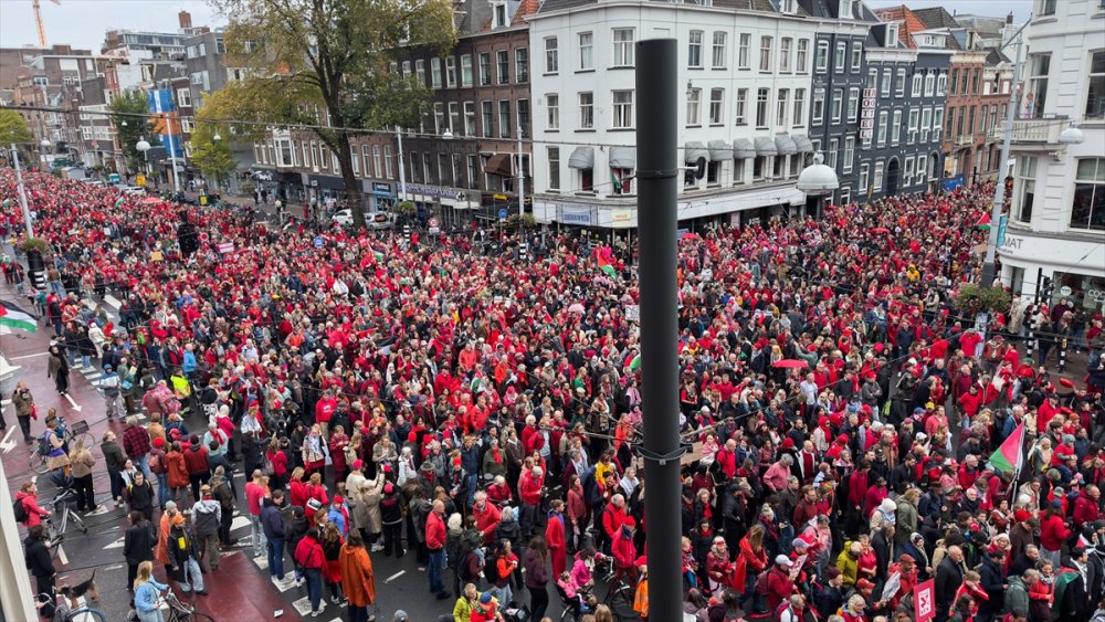 Hollanda'da yaklaşık 250 bin kişi, hükümetin İsrail politikasını protesto etti
