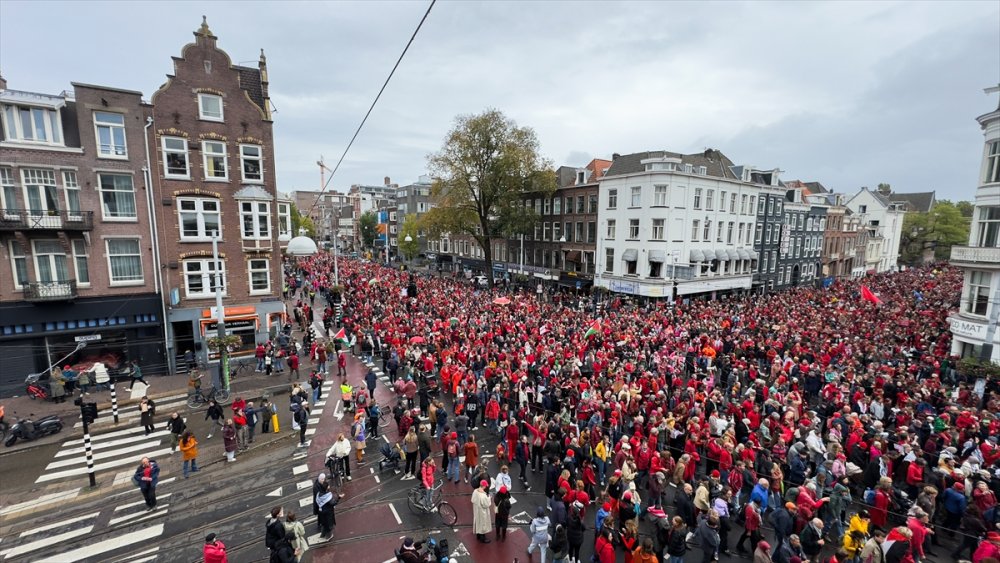 Hollanda'da yaklaşık 250 bin kişi, hükümetin İsrail politikasını protesto etti