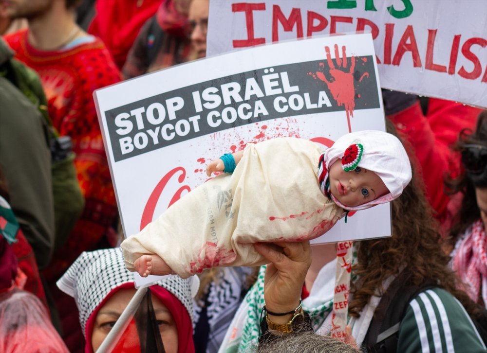 Hollanda'da yaklaşık 250 bin kişi, hükümetin İsrail politikasını protesto etti