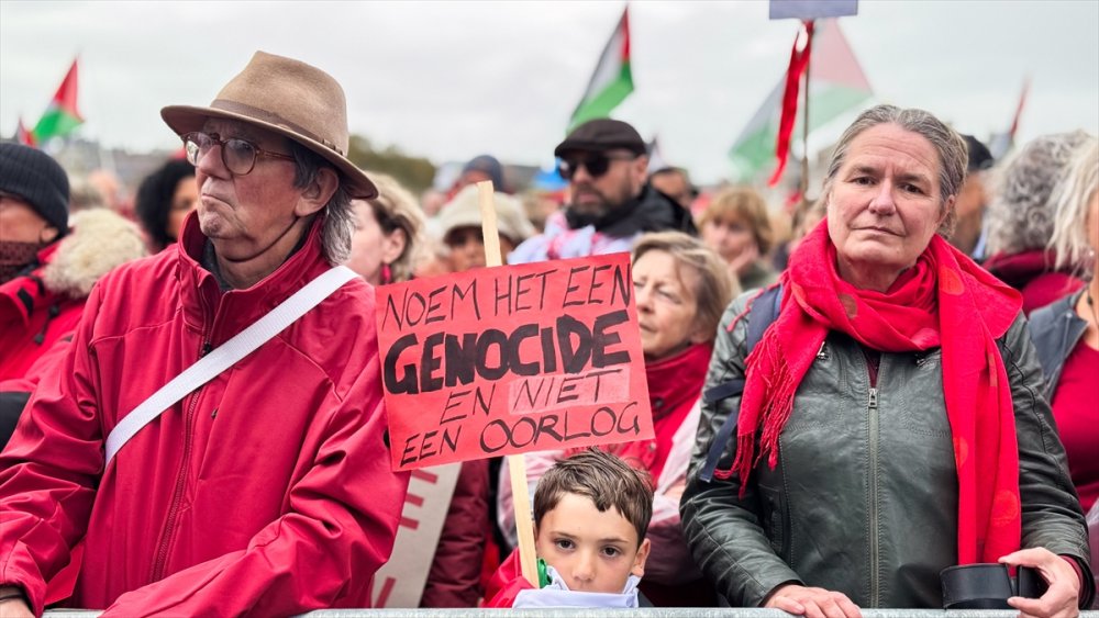 Hollanda'da yaklaşık 250 bin kişi, hükümetin İsrail politikasını protesto etti