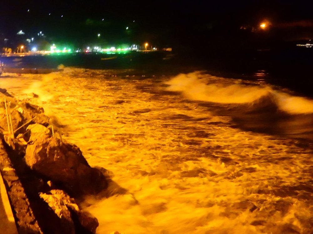 Erdek Körfezi'nde fırtına etkili oluyor, tekneler kıyıya vurdu