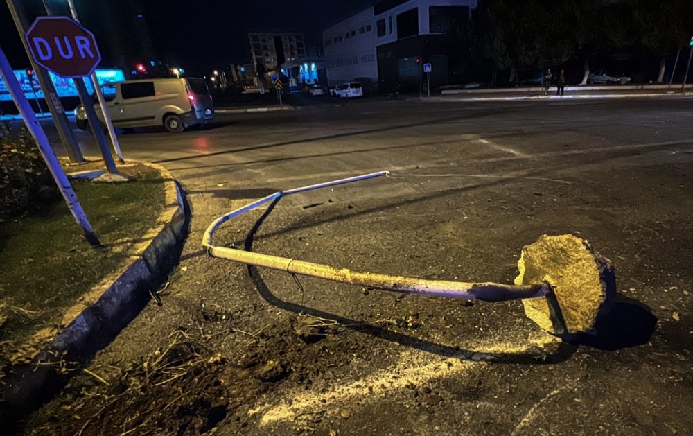 Mersin'de kavşaktaki direklere ve refüje çarpan otomobil sürücüsü yaralandı