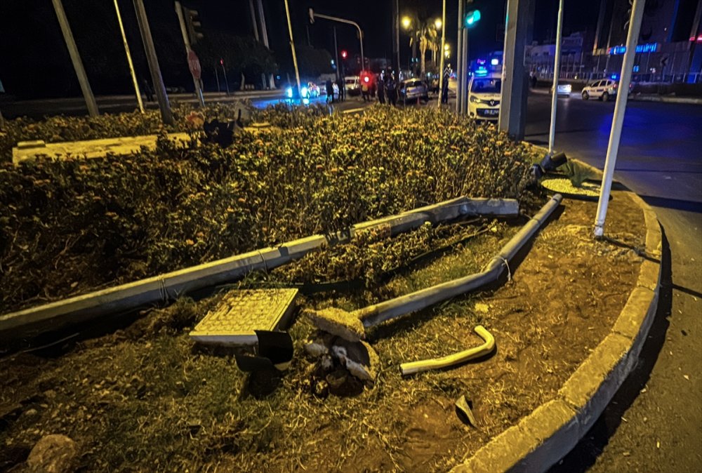 Mersin'de kavşaktaki direklere ve refüje çarpan otomobil sürücüsü yaralandı