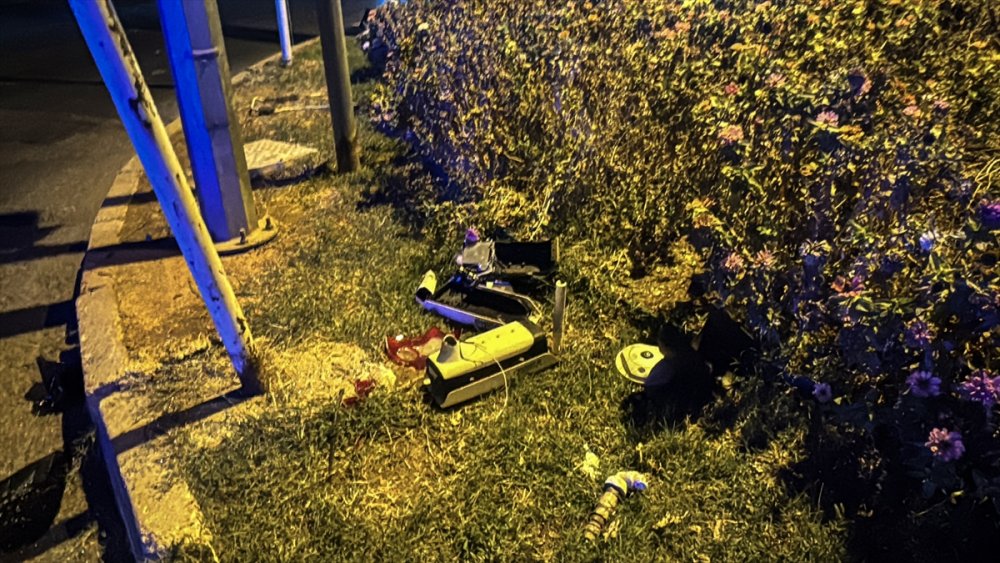 Mersin'de kavşaktaki direklere ve refüje çarpan otomobil sürücüsü yaralandı