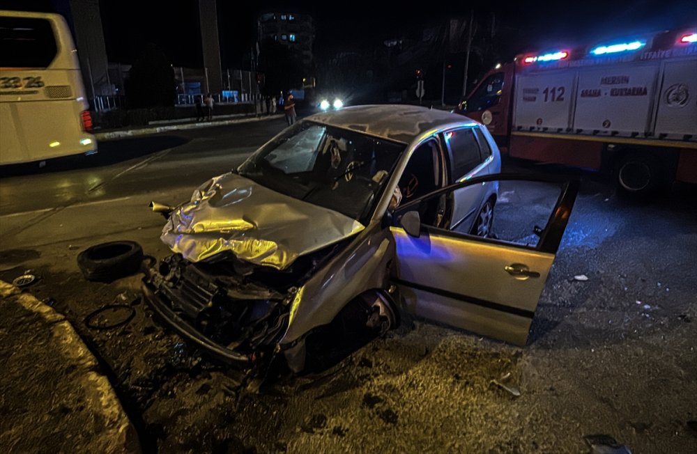 Mersin'de kavşaktaki direklere ve refüje çarpan otomobil sürücüsü yaralandı