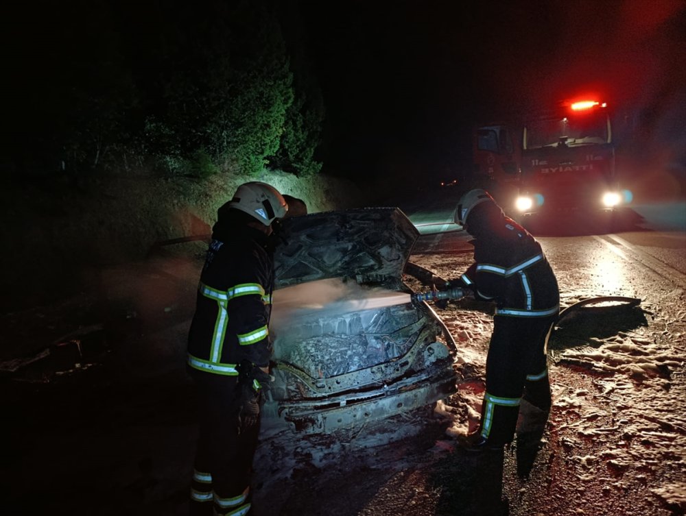 Bucak’ta çıkan yangında otomobil kullanılamaz hale geldi