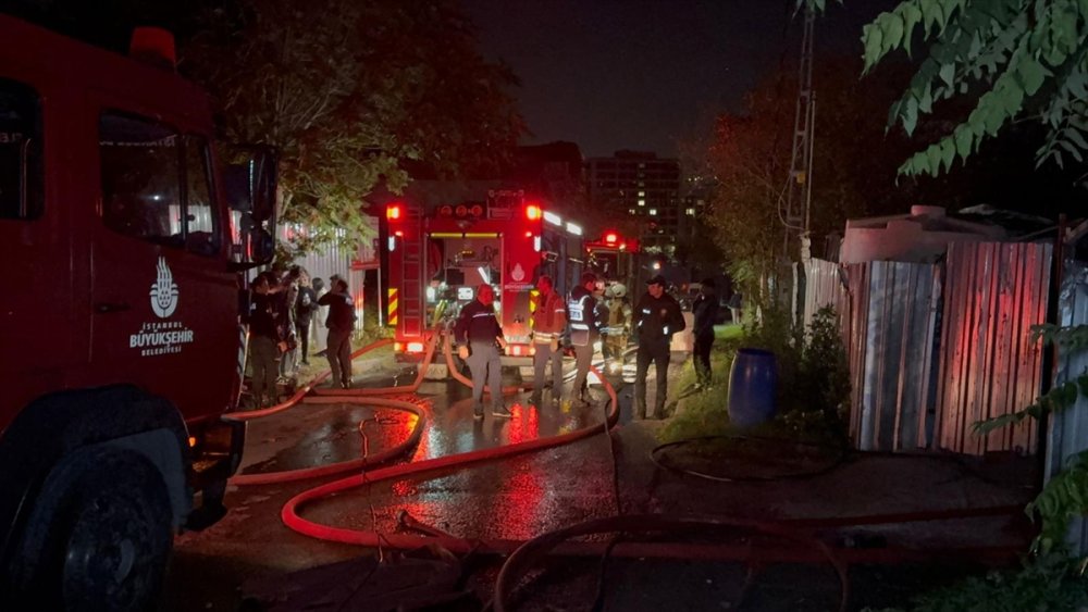 İtfaiye müdahale etti. Küçükçekmece'de halı yıkama atölyesinde çıkan yangın söndürüldü