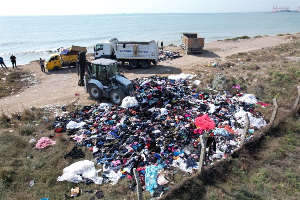 Mersin'de deniz kıyısına atılan giysi ve tekstil atıkları iş makineleriyle toplandı