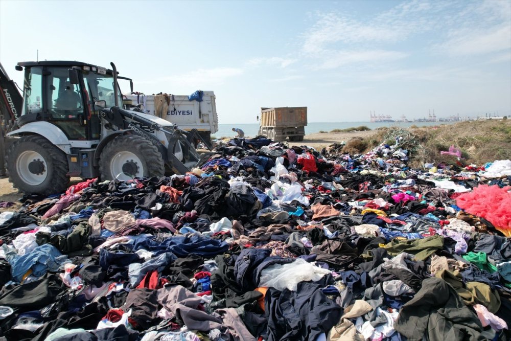 Mersin'de deniz kıyısına atılan giysi ve tekstil atıkları iş makineleriyle toplandı