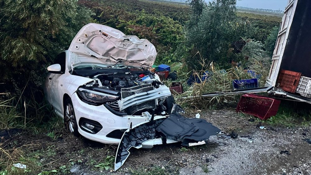 Alaşehir’de kamyonet ile otomobil çarpıştı, 2 kişi öldü, 3 kişi yaralandı