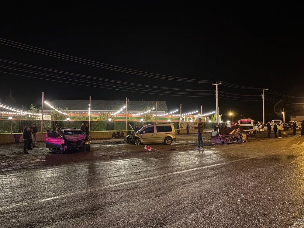 Kazalar durmuyor. Çankırı'da 3 aracın karıştığı trafik kazasında 9 kişi yaralandı