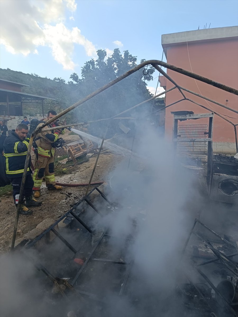 Hatay Yayladağ’da konteynerde çıkan yangında bir bebek öldü, annesi yaralandı