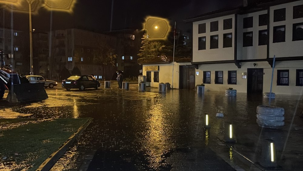 Balıkesşr Edremit Körfezi'nde sağanak etkili oldu