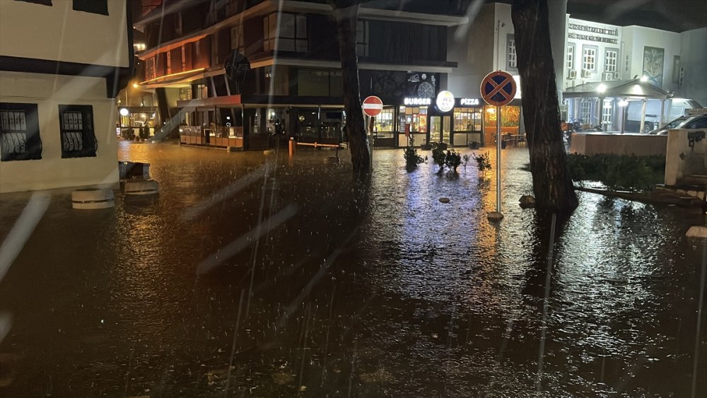 Balıkesşr Edremit Körfezi'nde sağanak etkili oldu