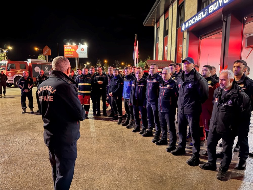 Kocaeli' BB’den deprem bölgesine arama-kurtarma ve insani yardım ekipleri gönderildi