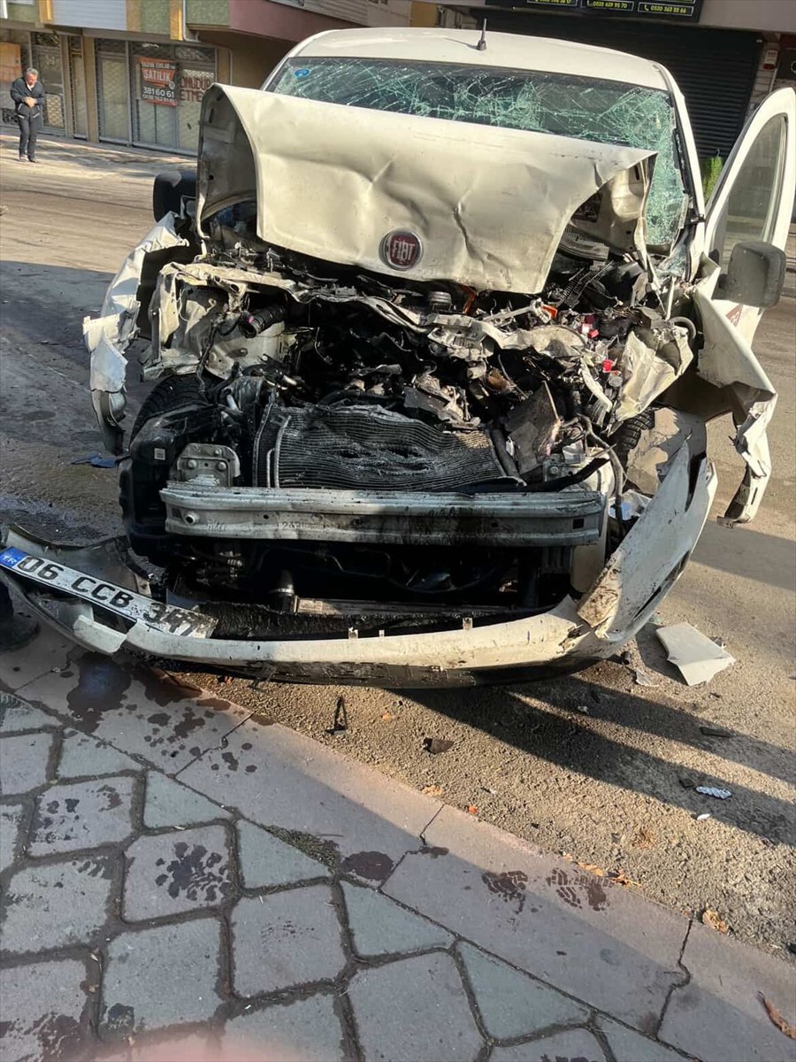 Keçiören’de freni patlayan kamyon park halindeki araçlara çarparak durdu