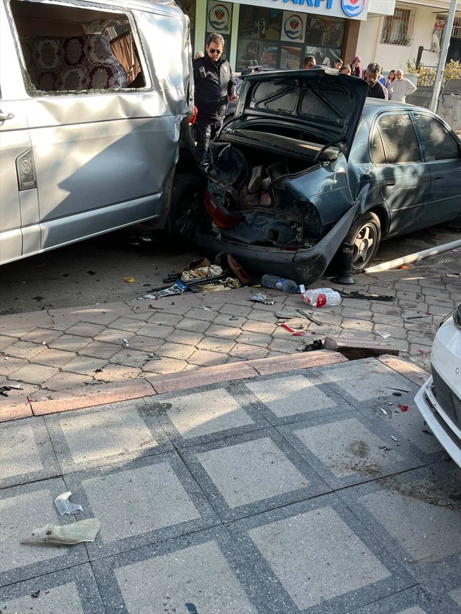 Keçiören’de freni patlayan kamyon park halindeki araçlara çarparak durdu