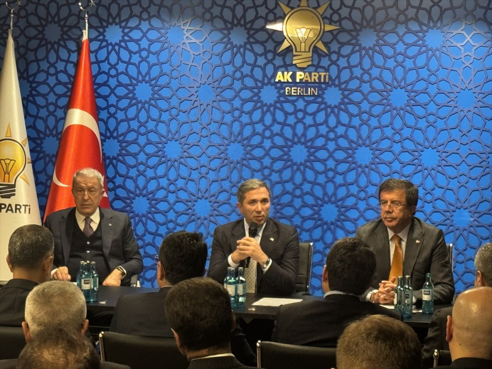 Hulusi Akar’ın da içinde bulunduğu AK Parti heyeti, Almanya'daki Türk sivil toplum kuruluşlarının temsilcileriyle buluştu