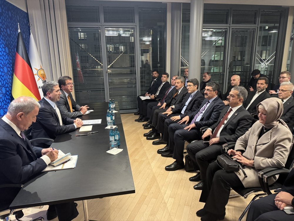 Hulusi Akar’ın da içinde bulunduğu AK Parti heyeti, Almanya'daki Türk sivil toplum kuruluşlarının temsilcileriyle buluştu