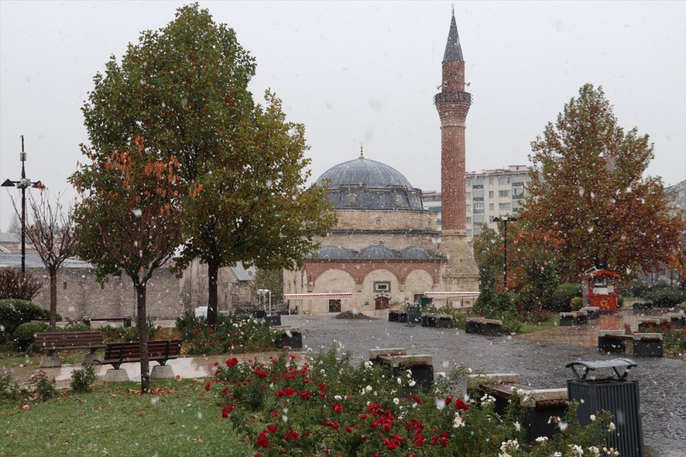 Sivas beyazlara büründü. mevsimin ilk karı yağdı