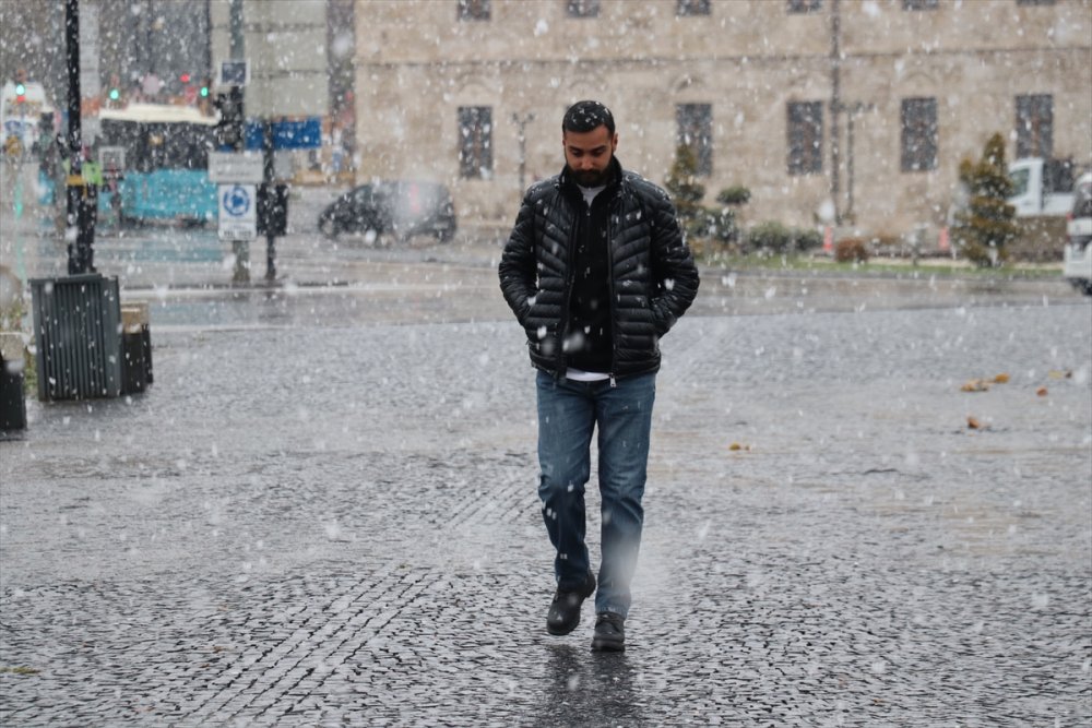 Sivas beyazlara büründü. mevsimin ilk karı yağdı