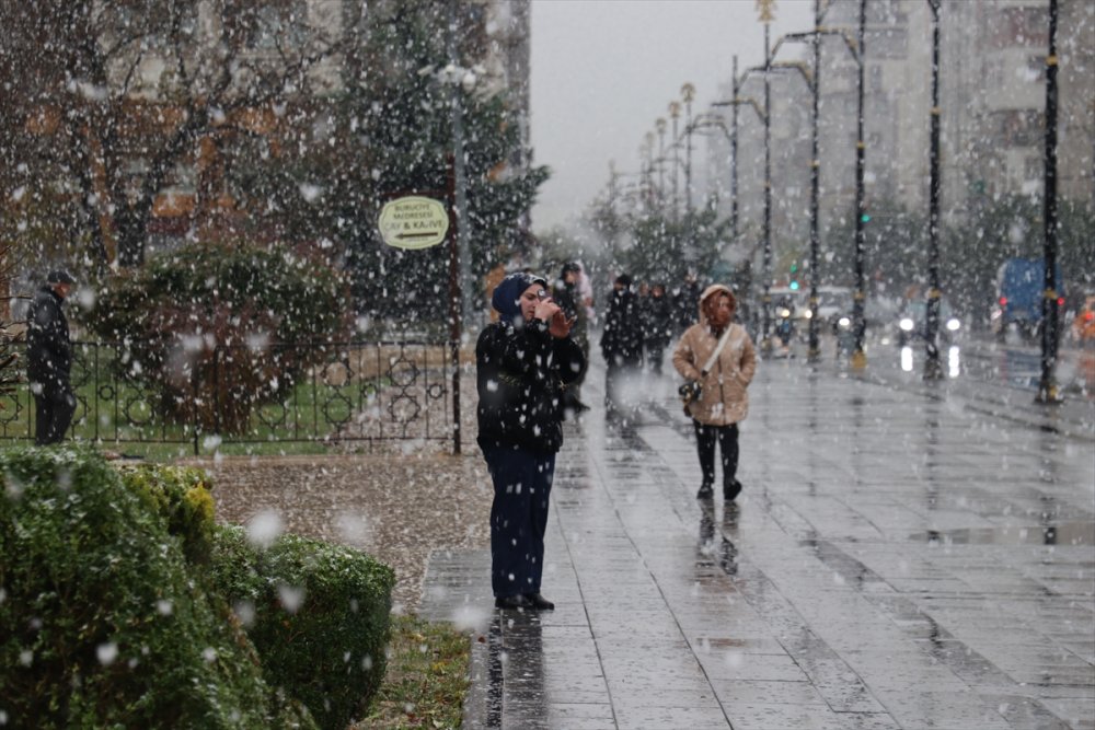 Sivas beyazlara büründü. mevsimin ilk karı yağdı