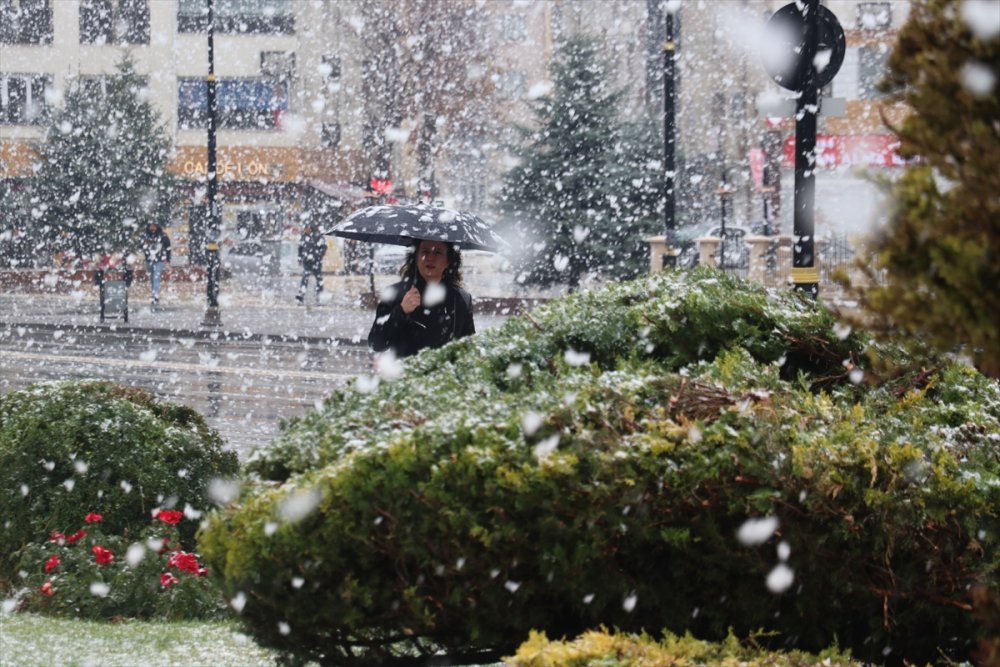 Sivas beyazlara büründü. mevsimin ilk karı yağdı