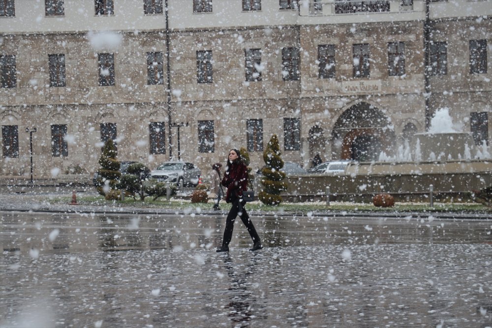 Sivas beyazlara büründü. mevsimin ilk karı yağdı