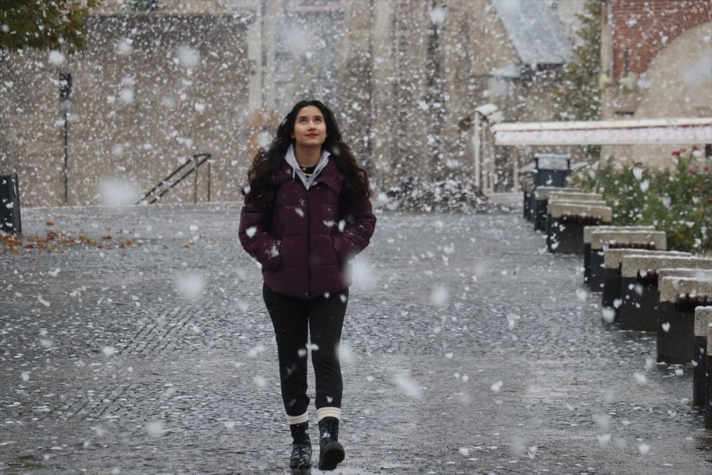 Sivas beyazlara büründü. mevsimin ilk karı yağdı