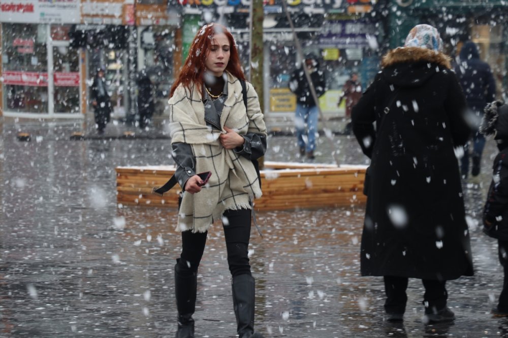 Sivas beyazlara büründü. mevsimin ilk karı yağdı