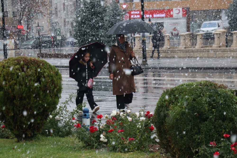 Sivas beyazlara büründü. mevsimin ilk karı yağdı