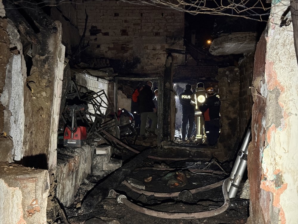 Bursa Osmangazi’de 2 katlı evde çıkan yangında 1 kişinin cesedi bulundu