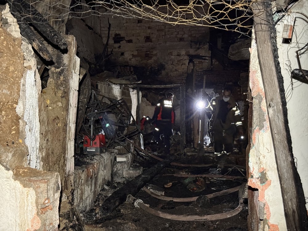 Bursa Osmangazi’de 2 katlı evde çıkan yangında 1 kişinin cesedi bulundu