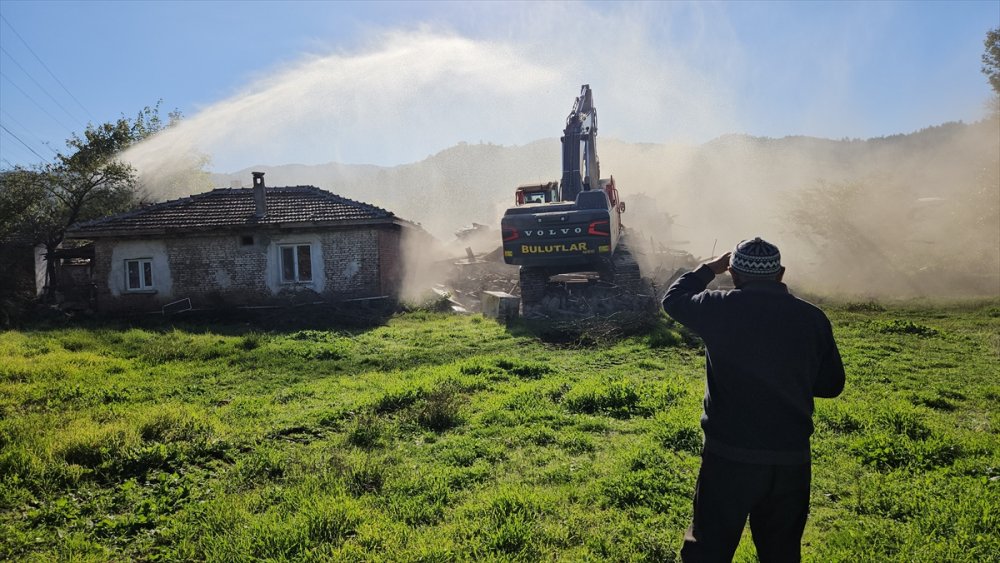 Depremlerle Sarsılan Sındırgı'da hasarlı yapıların yıkımı sürüyor