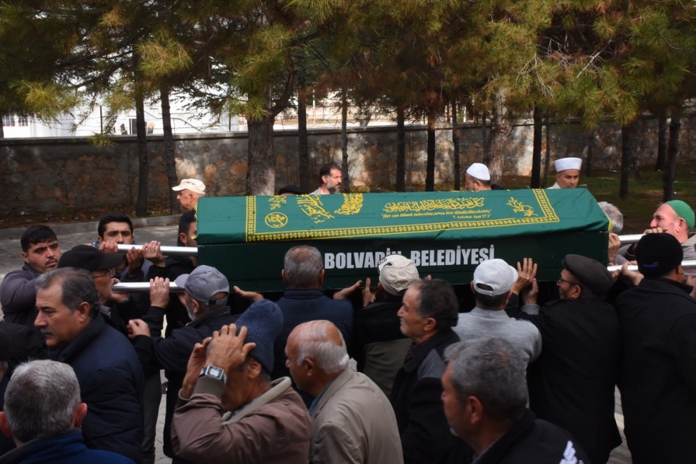 Fatih'te zehirlenme şüphesiyle ölen Servet Böcek'in cenazesi Afyonkarahisar'da defnedildi