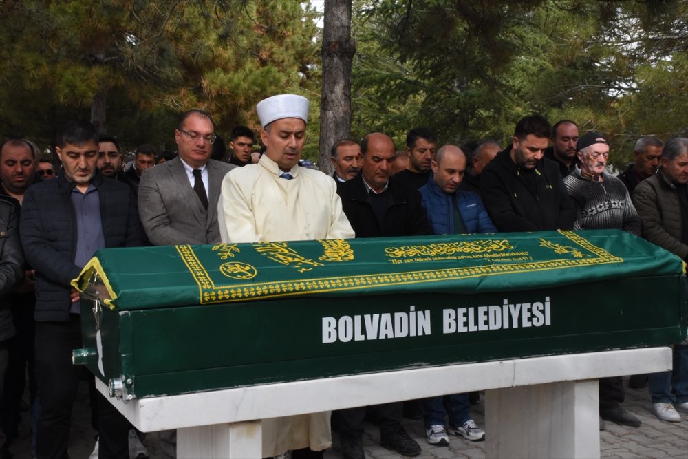 Fatih'te zehirlenme şüphesiyle ölen Servet Böcek'in cenazesi Afyonkarahisar'da defnedildi