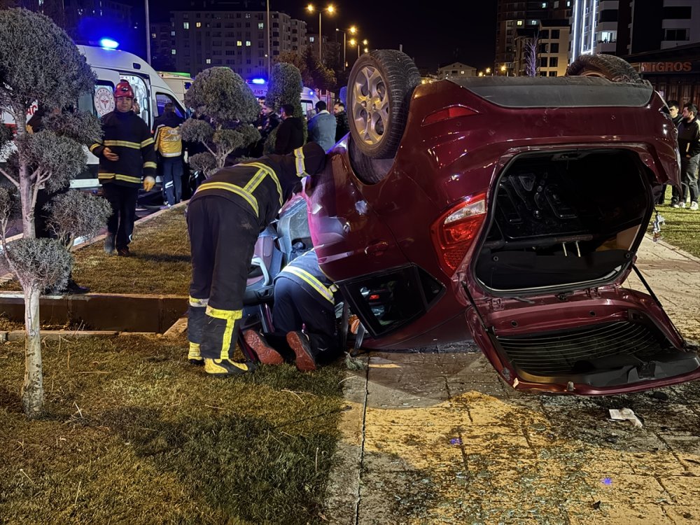 Trafik Kazaları devam ediyorNevşehir'de kavşakta çarpışan iki otomobildeki 4 kişi yaralandı