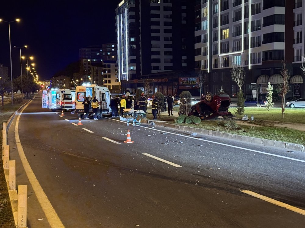 Trafik Kazaları devam ediyorNevşehir'de kavşakta çarpışan iki otomobildeki 4 kişi yaralandı
