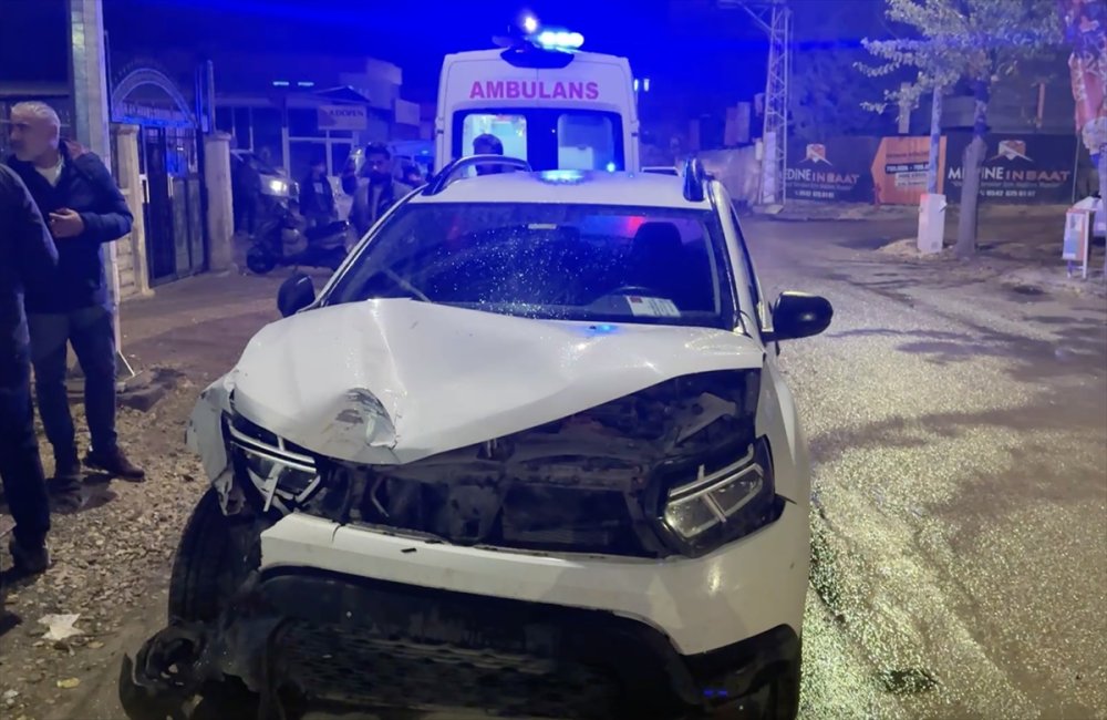 Kazalar Hızını Kesmiyor. Adıyaman’da minibüs ile otomobilin çarpıştığı kazada 3 kişi yaralandı