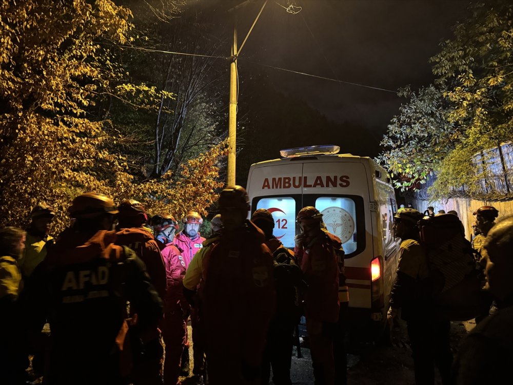 Bursa Yıldırım’da ormanlık alanda mahsur kalan 2 gençten biri hayatını kaybetti