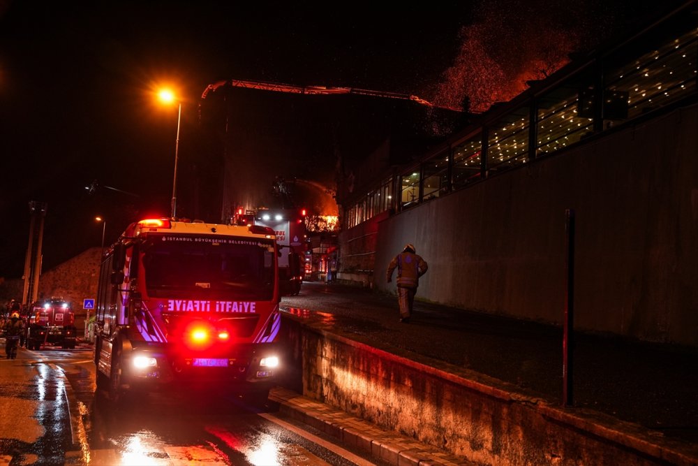 Üsküdar Kısıklı’da metruk binada çıkan yangına müdahale ediliyor