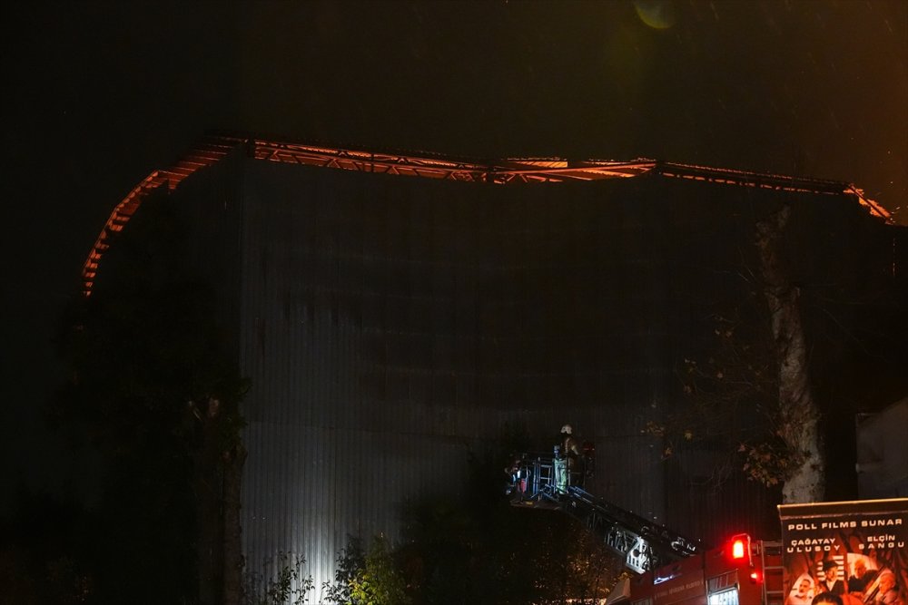 Üsküdar Kısıklı’da metruk binada çıkan yangına müdahale ediliyor