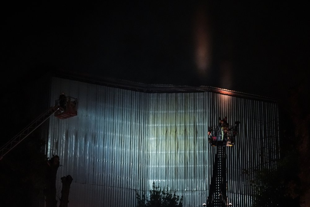 Üsküdar Kısıklı’da metruk binada çıkan yangına müdahale ediliyor