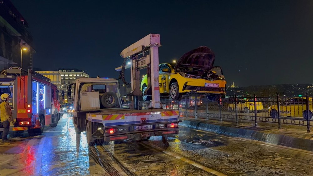 Beyoğlu'nda seyir halindeki takside çıkan yangın söndürüldü