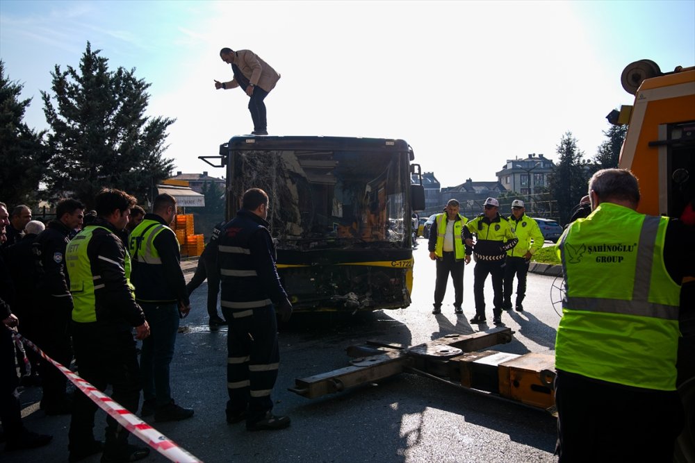 Üsküdar'da İETT otobüsünün bir iş yerine girmesi sonucu 3 kişi yaralandı