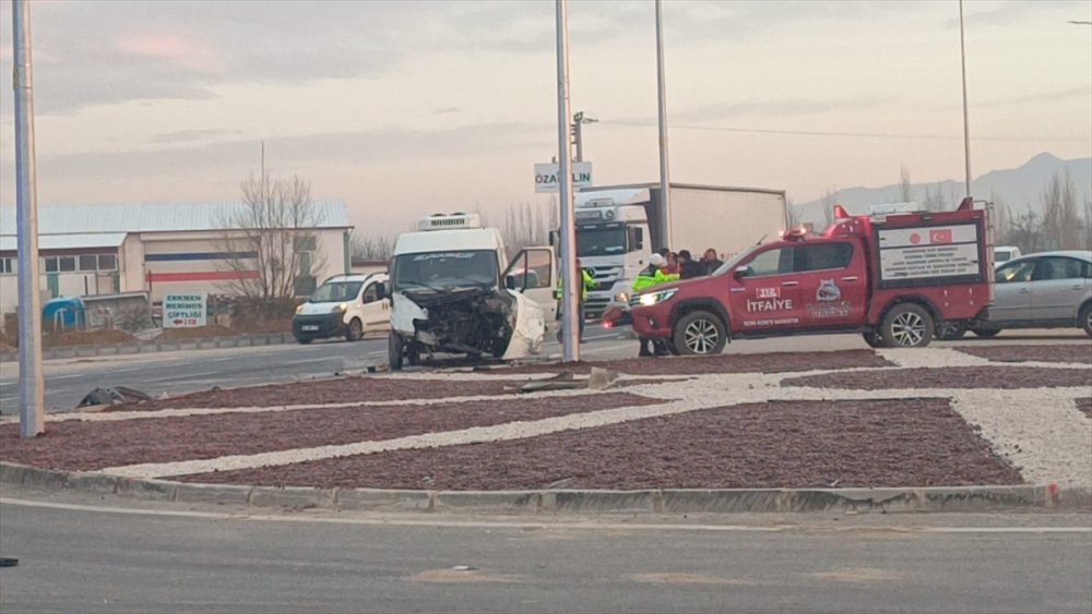 Bolvadin’de öğrenci servis aracı ile kamyonet çarpıştı, 14 kişi yaralandı